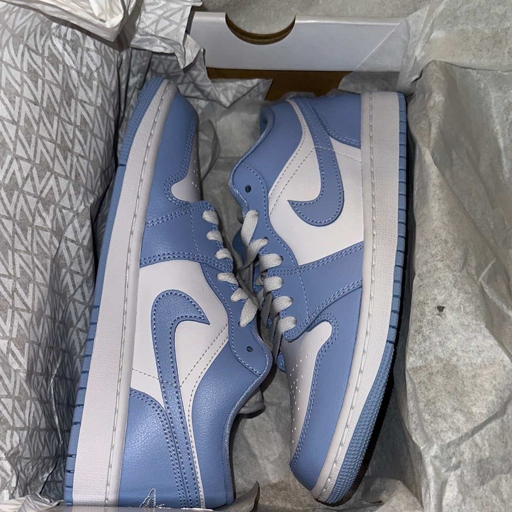 BRAND NEW Air Jordan 1 Low Women's Shoes Size 8